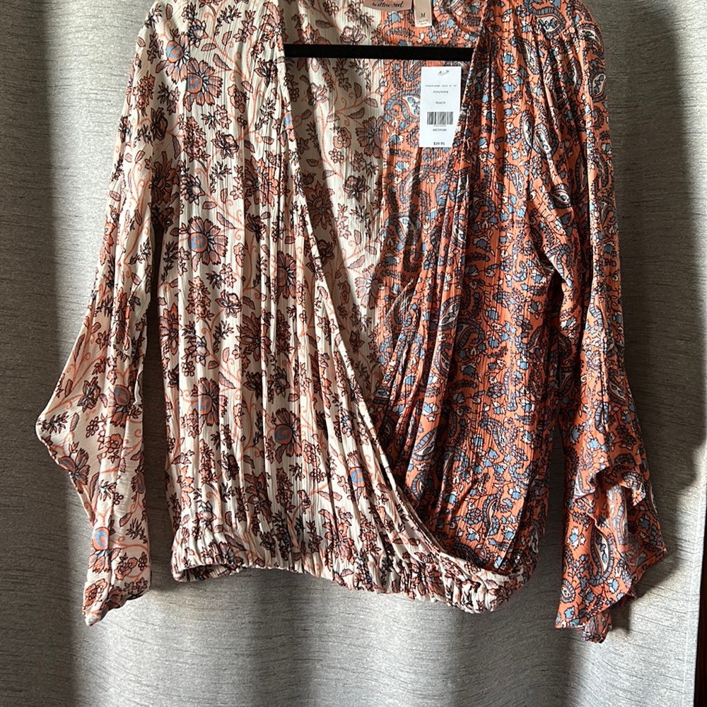 Buckle bell sleeve shirt by willow-root Sz M peach and cream floral design rayon